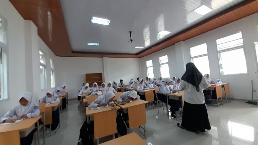 Latih Keterampilan Teknis, Siswa Ekskul PMR MTsN 6 Sumedang Pelajari Simulasi Pertolongan Pertama